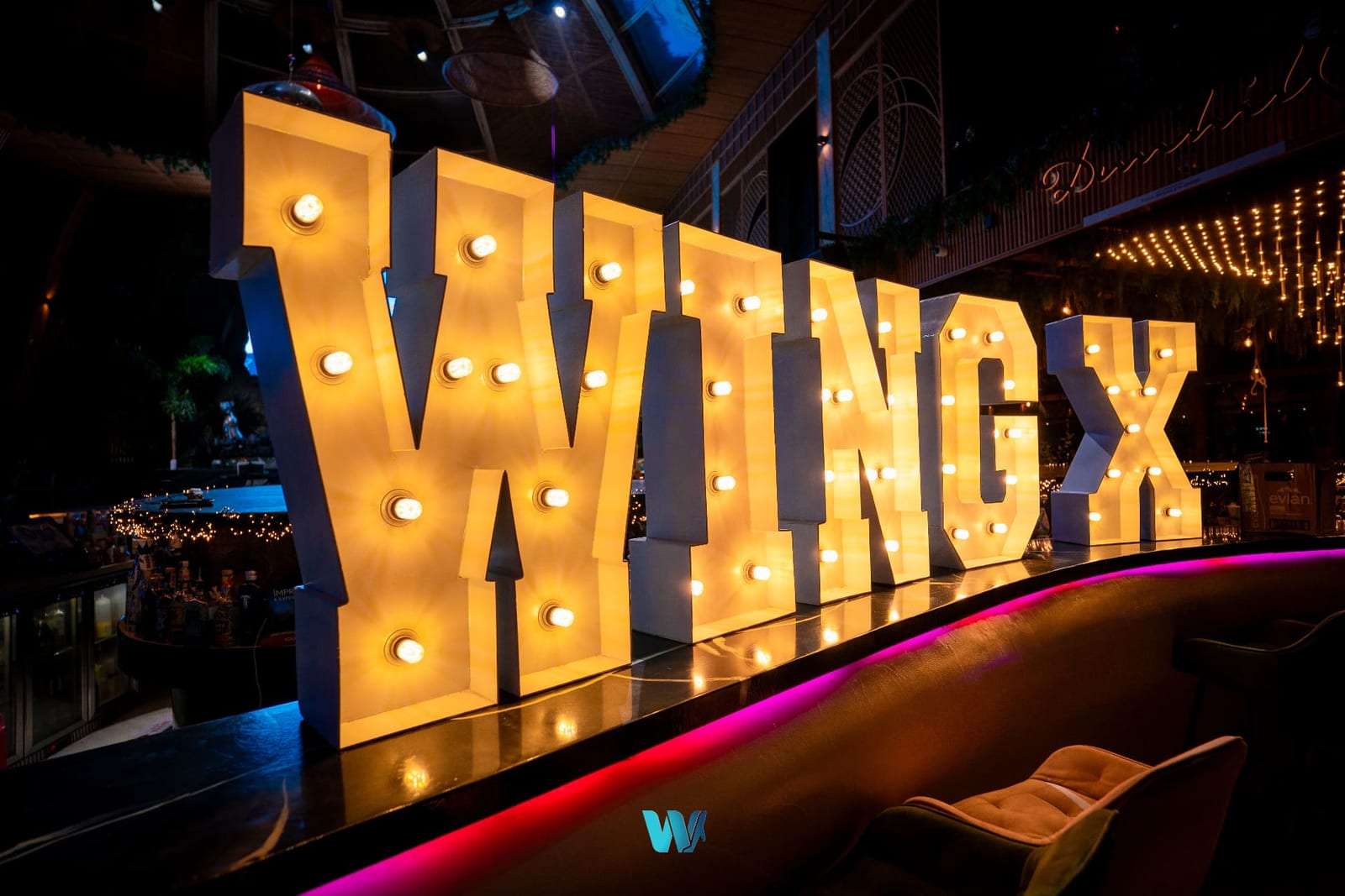 Firma luminoasă WingX — zece ani de WING